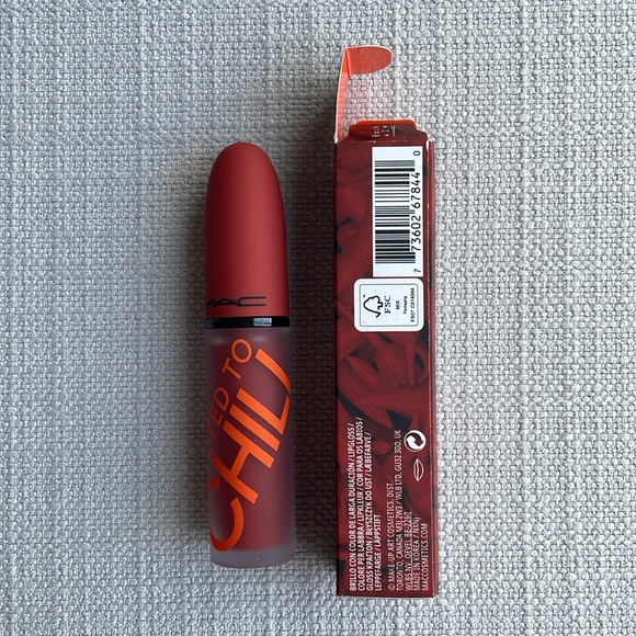 MAC Powder Kiss Liquid Lipcolour - devoted to chili - Picture 4 of 9